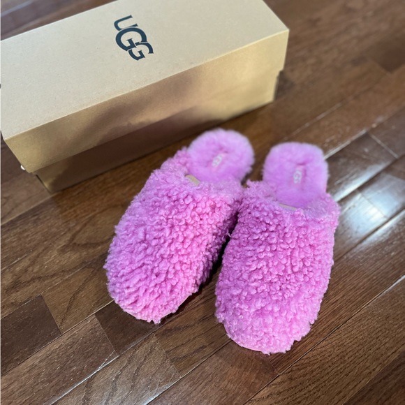 UGG Shoes - NWT Ugh Slippers. Ugg Maxi Curly Slide in Color Echinacea (purple-pink)